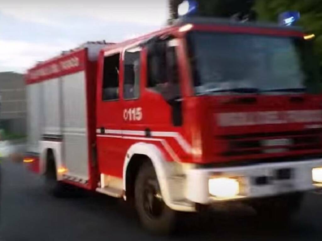 Un incendio ha interessato un terreno vicino la scuola “Guttuso” di Villagrazia di Carini e per ragioni di sicurezza è scattata l’evacuazione  