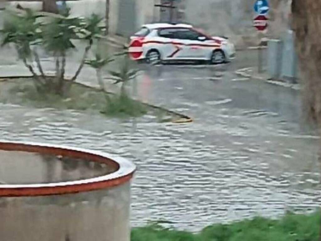Improvvisa bomba d’acqua nel primo pomeriggio di oggi a Partinico, addirittura a Carini cade grandine e le strade si imbiancano  