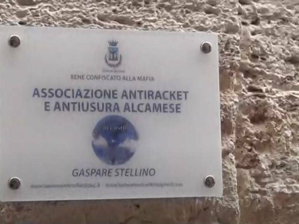 Cerimonia di intitolazione dell’associazione antiracket di Alcamo a Gaspare Stellino, l’imprenditore vittima del pizzo 