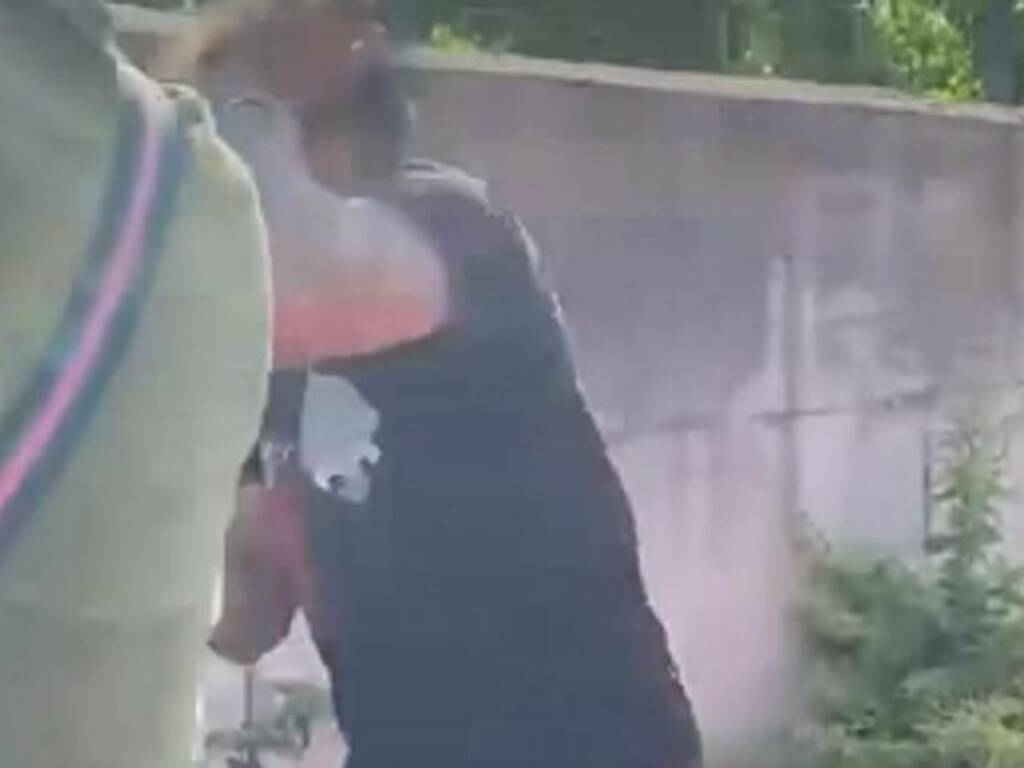 Si scusa pubblicamente l’uomo preso a schiaffi e filmato a Partinico mentre scarica rifiuti ma punta il dito sul sindaco