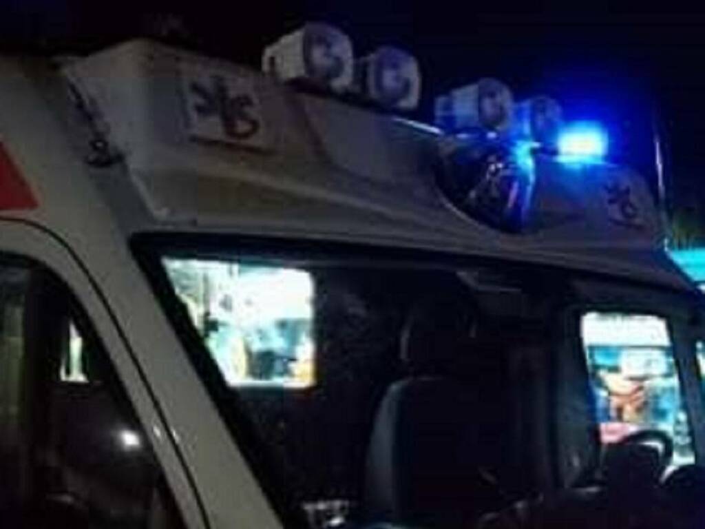 Un furgone nella notte si ribalta a Terrasini nella principale via Roma, resta ferito il conducente soccorso dal 118 