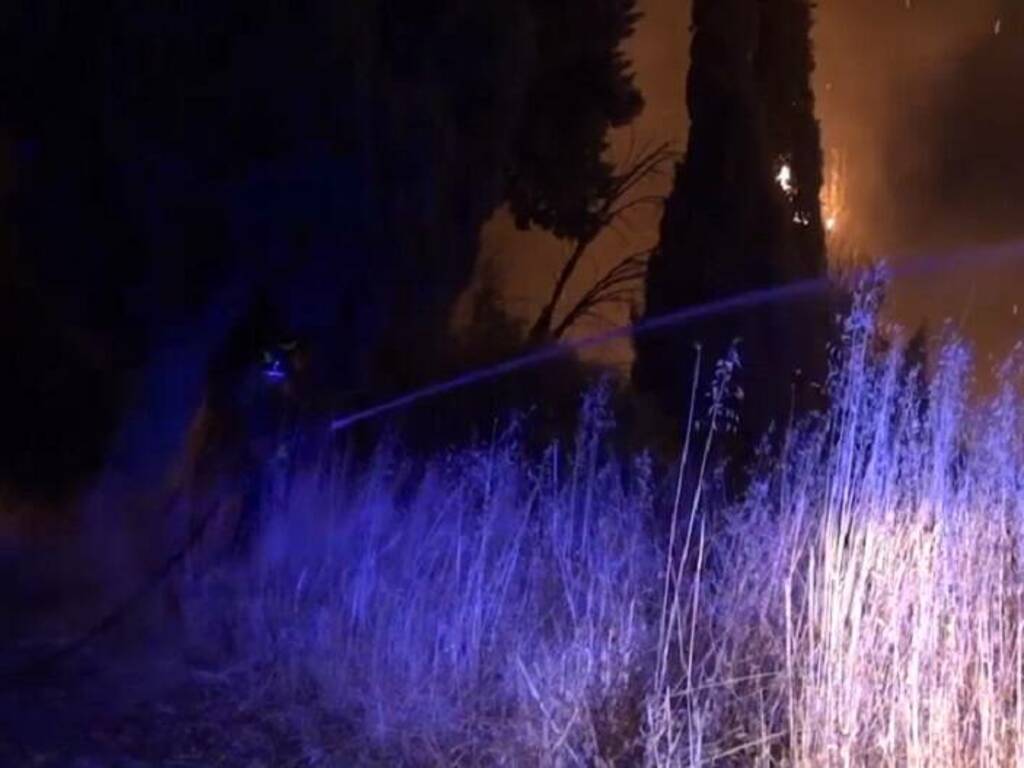 Altre notte di incendi a Partinico e nei dintorni, in alcuni casi le fiamme sono arrivate a minacciare alcune abitazioni 