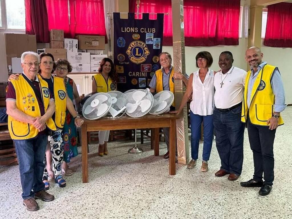 Il Lions club dona alla parrocchia del Sacro Cuore di Carini un telo meccanizzato per le proiezioni e 8 ventilatori 