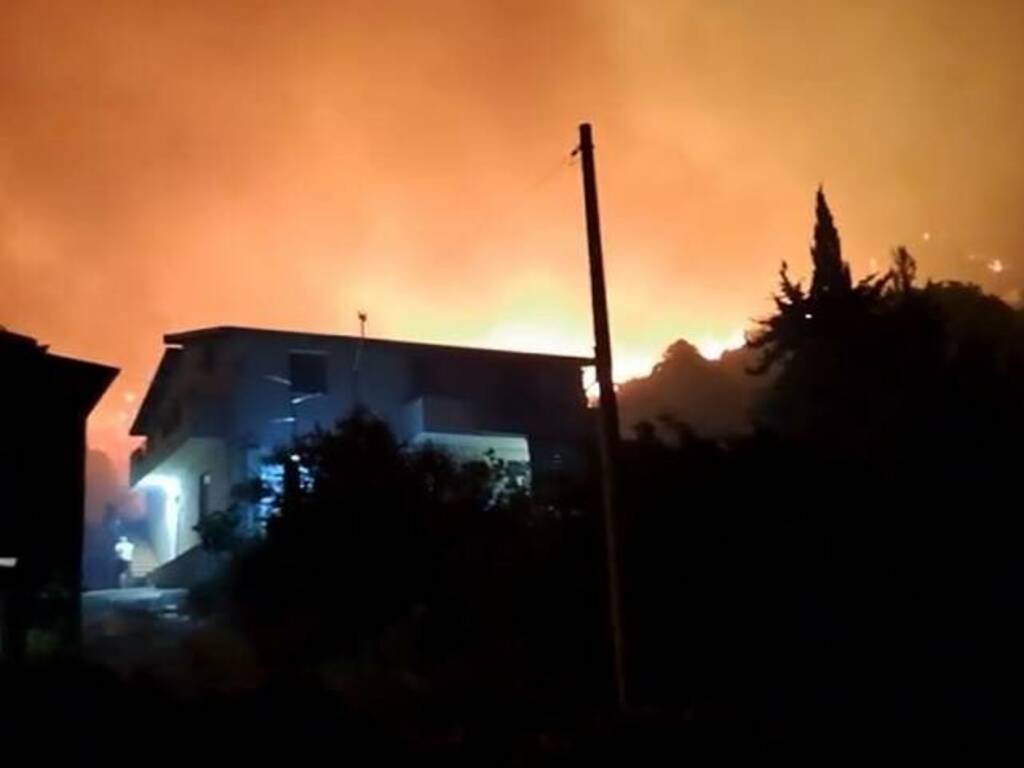 Il racconto dei residenti a Borgetto le cui case sono stati distrutte dalle fiamme, costretti ad uscire per salvarsi la vita  