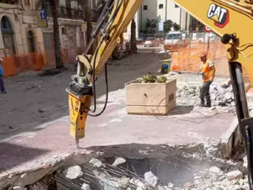 Proseguono i lavori di riqualificazione del centro storico a Partinico, dopo l’edicola demoliti anche i bagni pubblici 