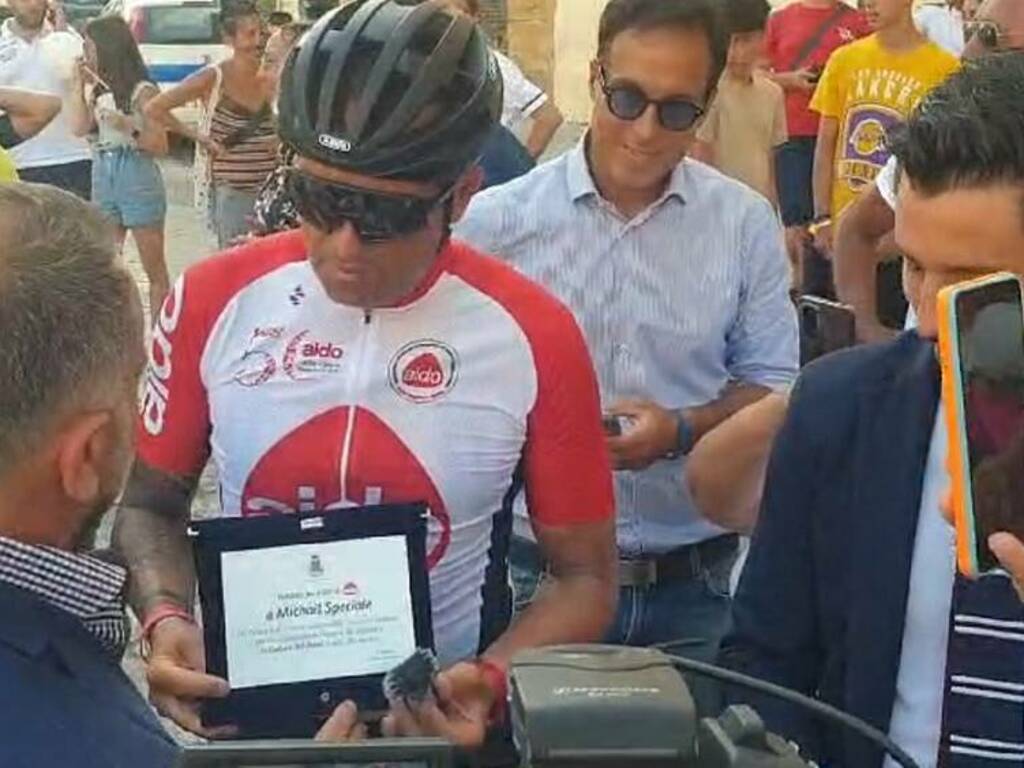 Torna in bici nella sua Partinico Michail Speciale, ha fatto il giro d’Itala in due ruote per sensibilizzare alla donazione degli organi  