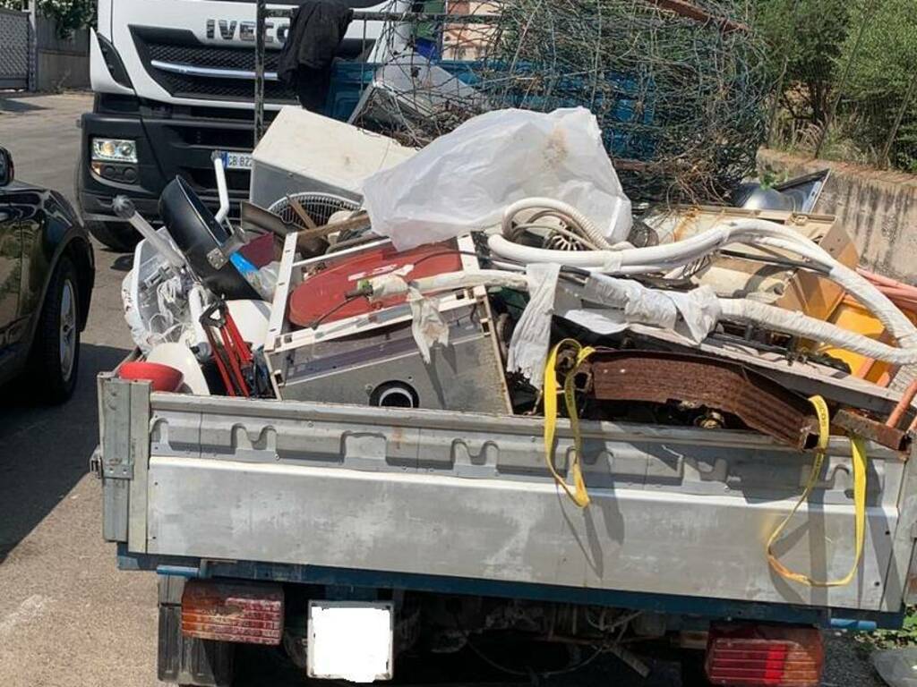 Trasporto illecito di rifiuti, la polizia municipale sequestra una moto Ape a Carini con una montagna di ferraglia vecchia 