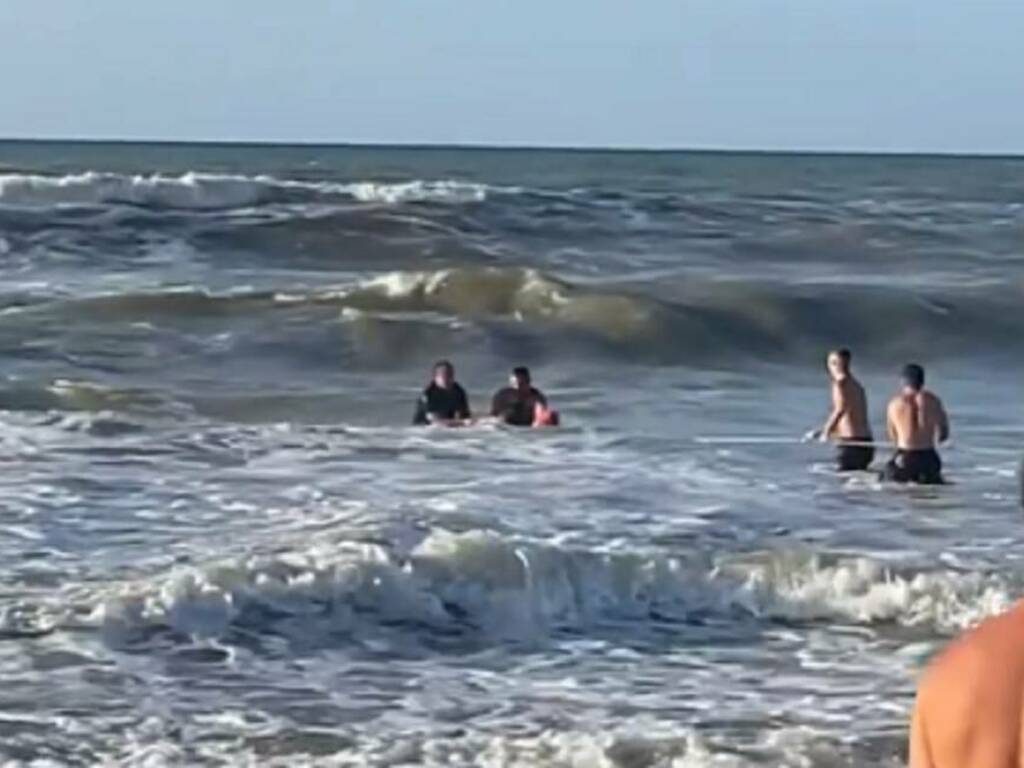 Una turista rischia di annegare ad Alcamo marina, salvata da due poliziotti e un carabiniere fuori servizio