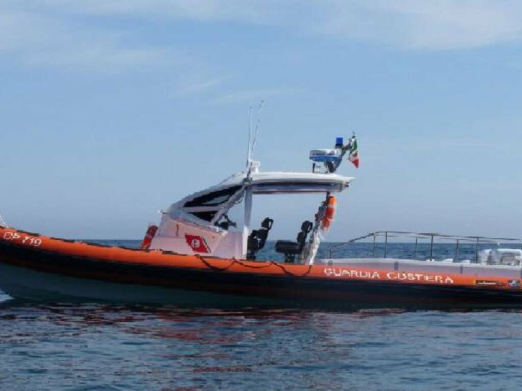 Controlli della guardia costiera tra lo Zingaro e Scopello, multe a raffica ai diportisti indisciplinati che navigano sotto costa 