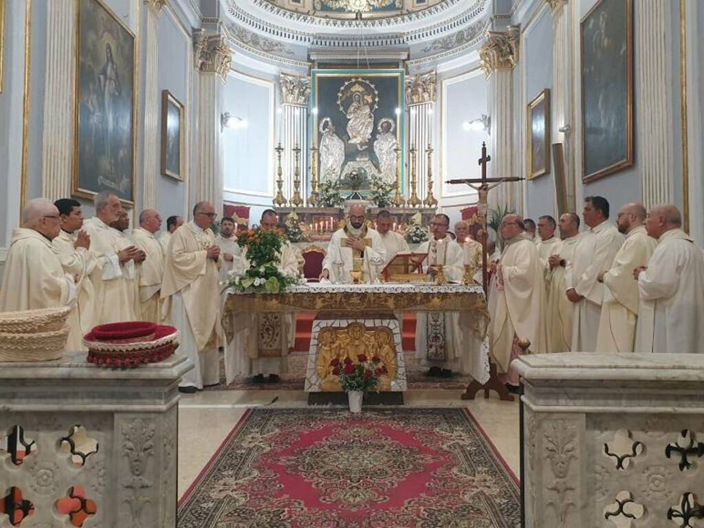 Oggi in processione come da tradizione estiva la Madonna del ponte a Partinico, prima celebrazione per il neo parroco Savino D’Araio