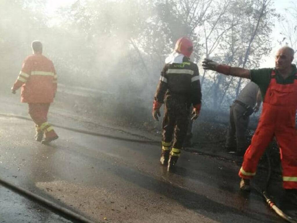 A Carini fuoco ieri pomeriggio nella zona di villa Belvedere, piromani di nuovo in azione per aggredire la città 