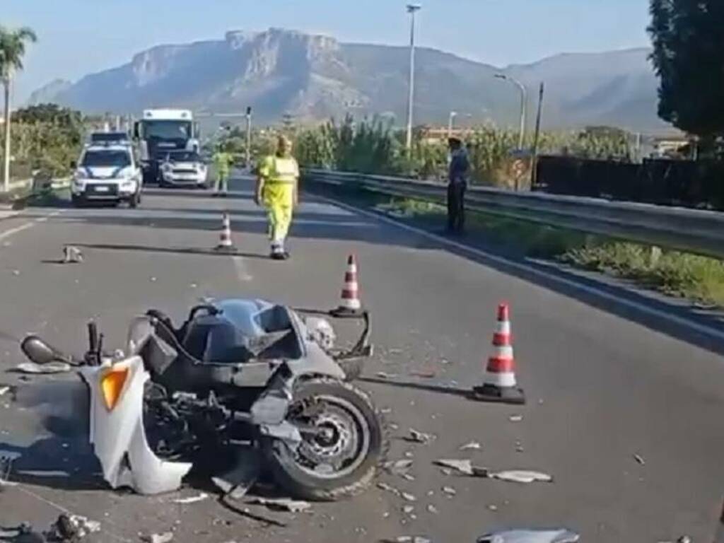 E’ grave un motociclista a Partinico dopo un violento scontro con un’auto sulla statale 113 all’altezza della cantina Cusumano 