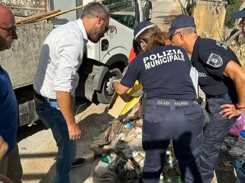Scattano nuovi controlli ad Alcamo con raffica di multe per abbandono rifiuti, il sindaco a fianco della polizia municipale 