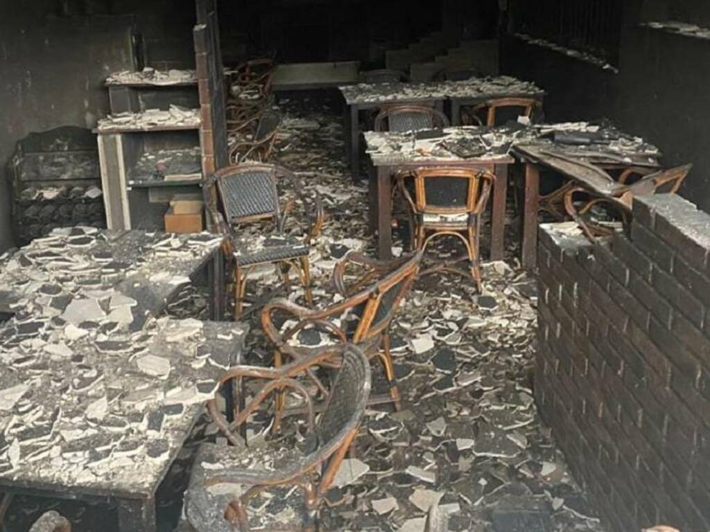 Si contano i danni dell’emergenza roghi nel Partinicese, incendio distrugge anche rinomato ristorante in contrada Ramo