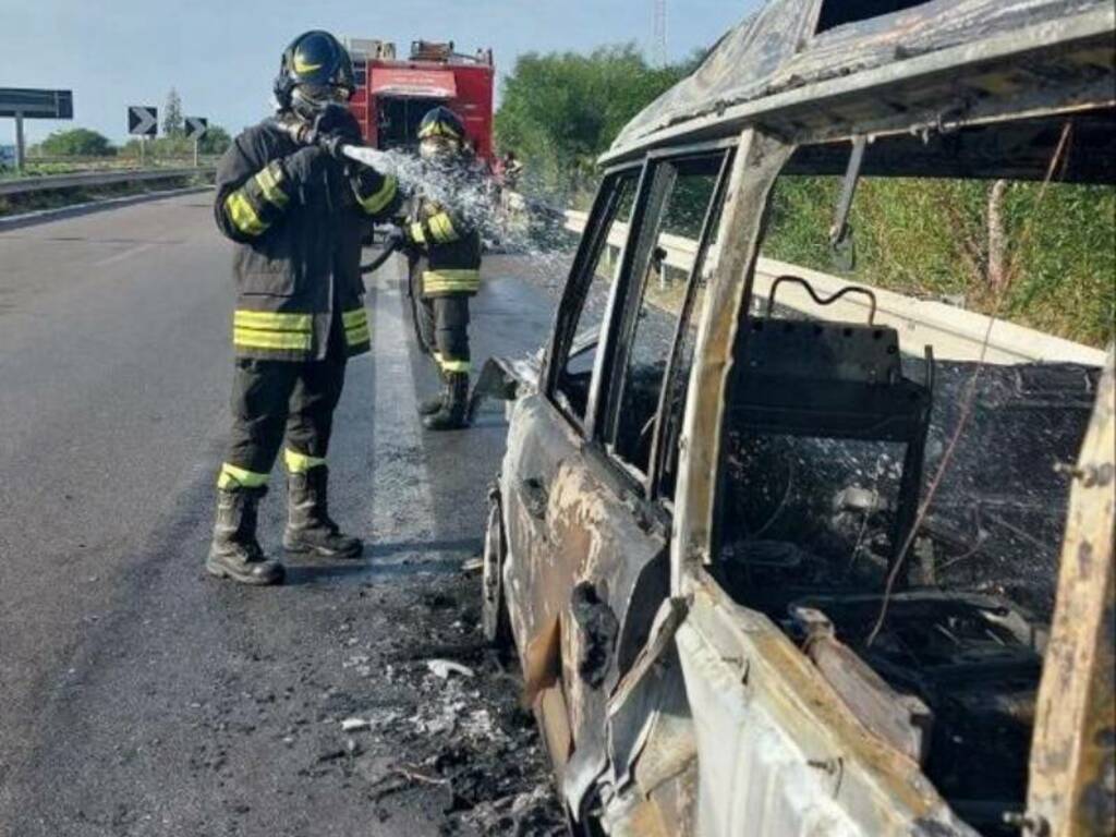 A fuoco un’auto lungo l’autostrada tra Montelepre e Terrasini, una donna accosta e riesce ad uscire appena in tempo  