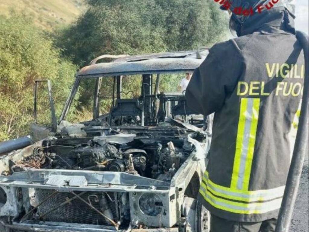 A fuoco un’auto lungo l’autostrada tra Montelepre e Terrasini, una donna accosta e riesce ad uscire appena in tempo  