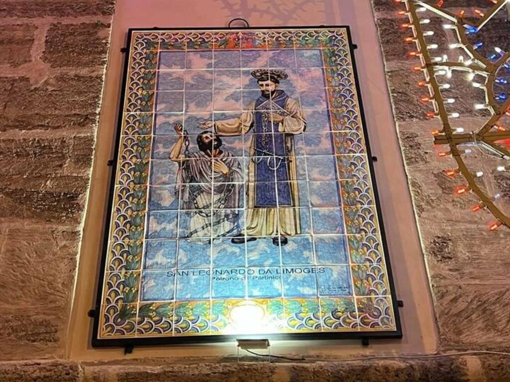 L’immagine di San Leonardo inaugurata nella facciata dell’omonima chiesa, opera realizzata dall’artista Rossano La Verde 