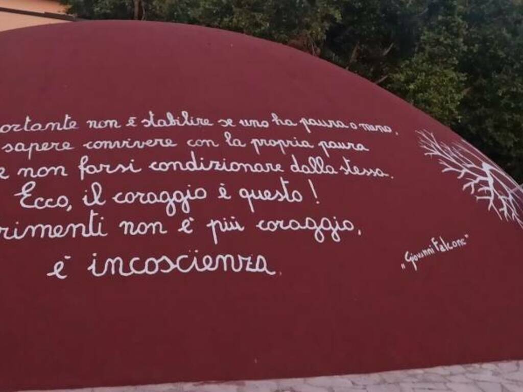 Proseguono i lavori di restyling alla villa Falcone di Partinico, nella cupola del lago impressa una frase memorabile del magistrato  