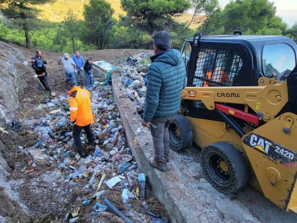 Scoperta discarica abusiva a Montagna Longa a Carini, effettuata la bonifica con la rimozione di centinaia di chili di rifiuti 
