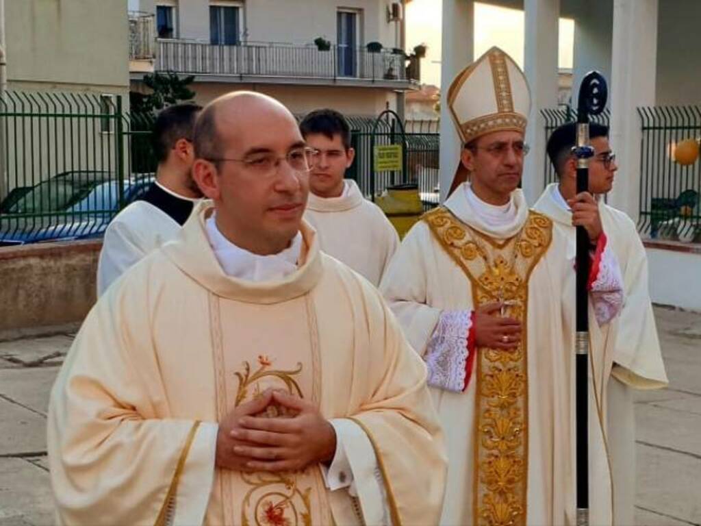 Si è insediato il nuovo parroco della chiesa di Santa Caterina a Partinico, l’arcivescovo di fianco a don Giuseppe Ruggirello 