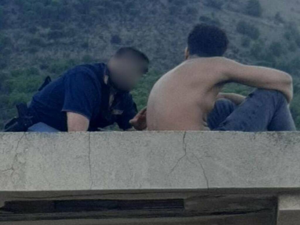 Due poliziotti salvano dal tentato suicidio un minorenne a Castellammare del Golfo, voleva farla finita dopo una serie di vicissitudini 