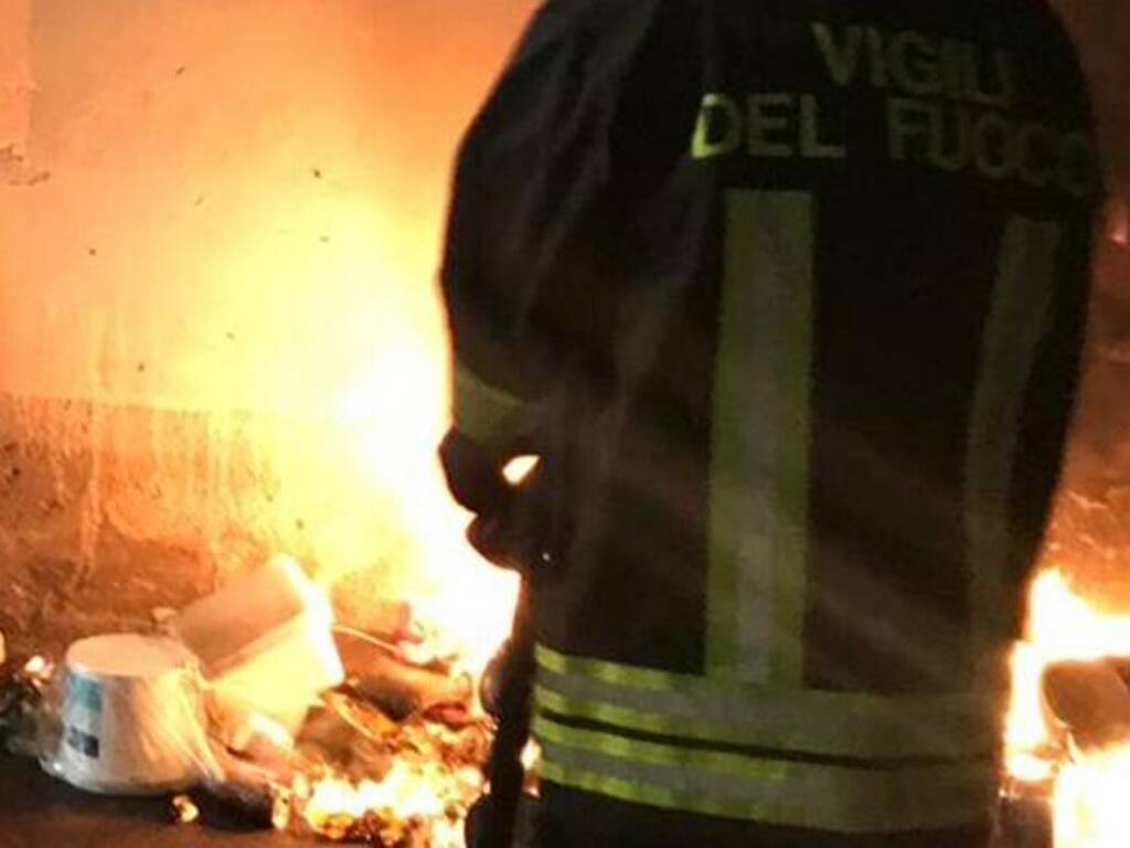 Notte di incendi ai rifiuti a Partinico e Borgetto, qualcuno è tornato ad appiccare le fiamme alle cataste di spazzatura 