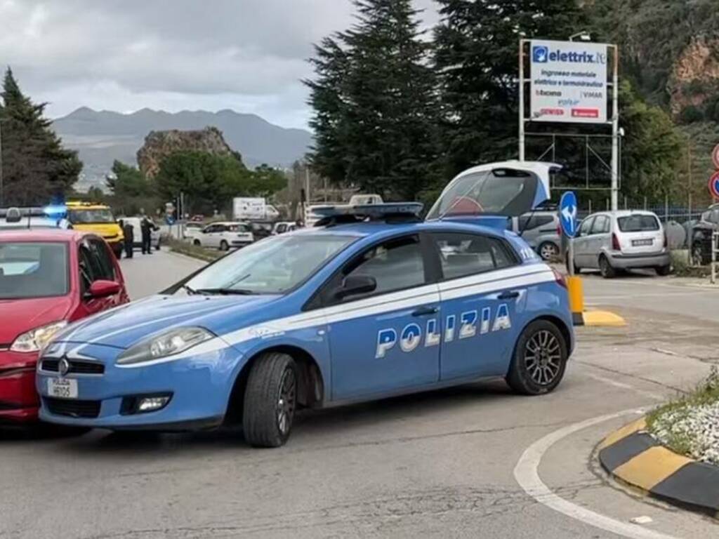 Un’auto della polizia a Partinico resta coinvolta in un incidente vicino la rotonda all’ospedale, nessun ferito 