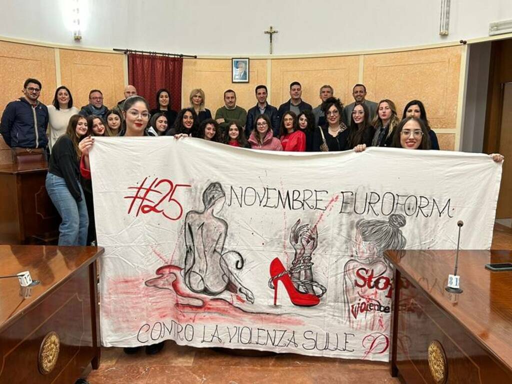 Un lenzuolo donato dall’ente di formazione Euroform al Comune di Partinico per ribadire il “no” alla violenza sulle donne 