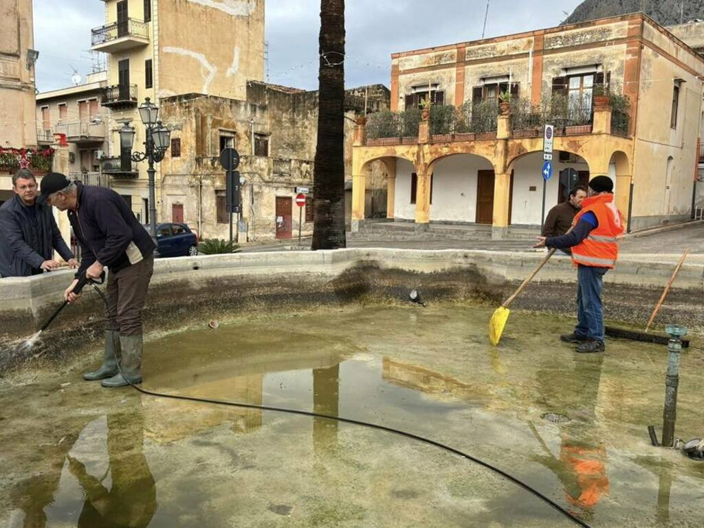 Dopo anni torna a risplendere la fontana antistante il municipio di Cinisi, ripulita bonificata per gli addobbi natalizi  