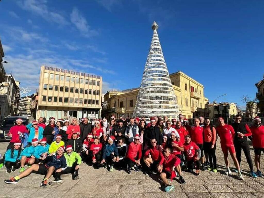 Gli appassionati di sport e dell’atletica in particolare si sono dati appuntamento sotto l’albero di Natale di piazza Duomo a Partinico 