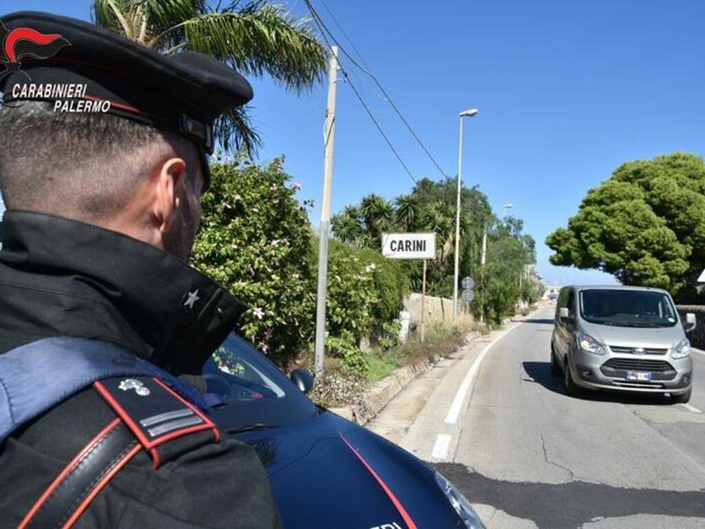 I carabinieri scoprono una piantagione fatta in casa a Carini, arrestato un uomo e denunciata la moglie anche per furto di energia elettrica