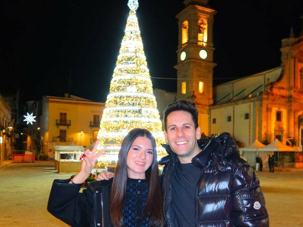 La celebre coppia Luì e Sofì è tornata a Partinico per trascorrere il Natale ed ha posato sotto l’albero di piazza Duomo 
