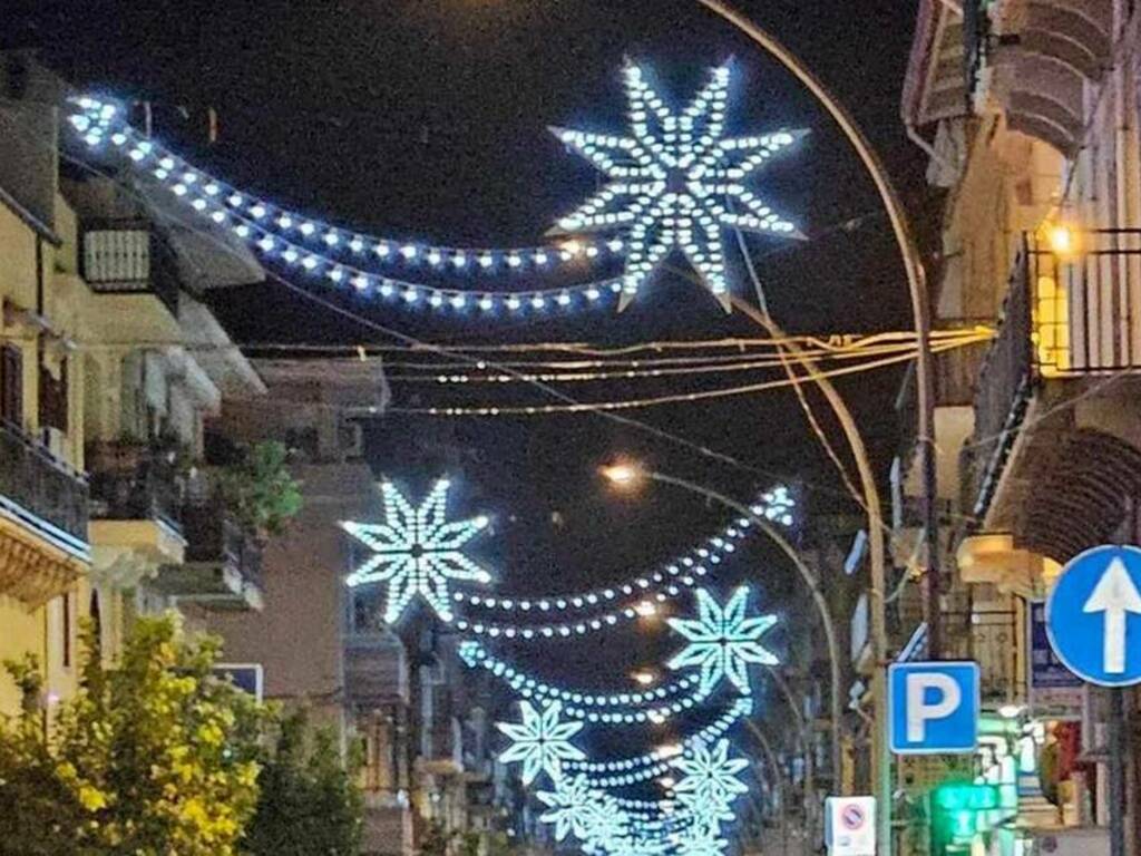 Partinico si addobba sempre più a festa per il Natale, accese da ieri sera le luminarie anche in viale Aldo Moro 