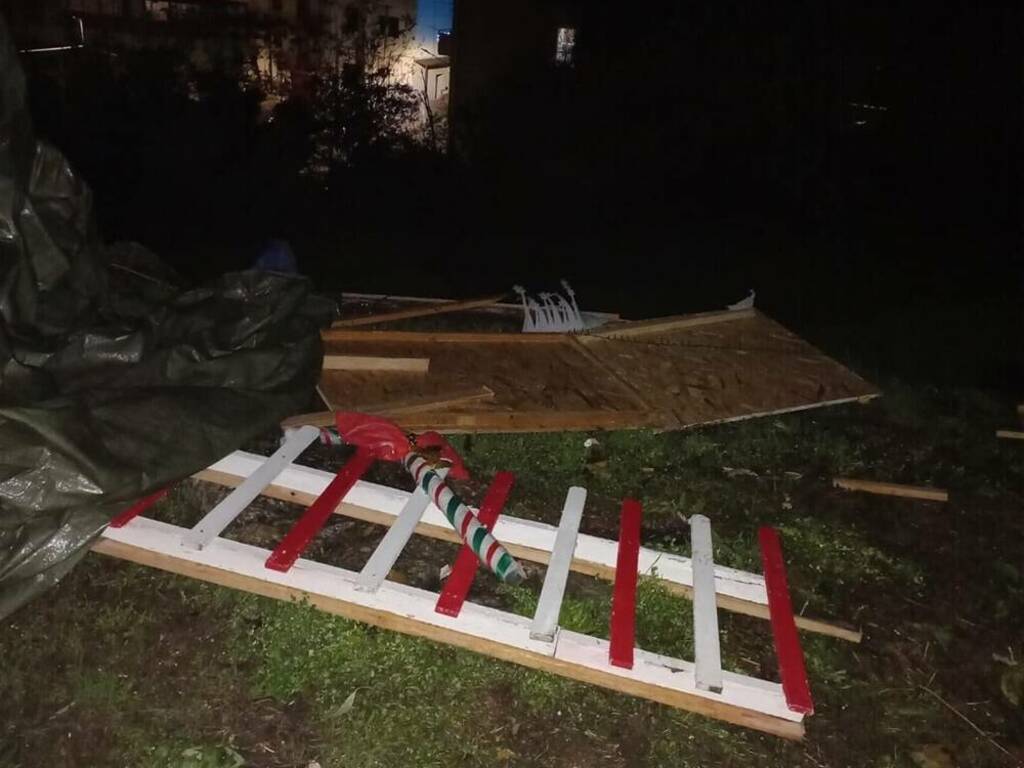 Raid di vandali al parco urbano di Montelepre, danneggiati gli arredi natalizi allestiti per il villaggio degli elfi 