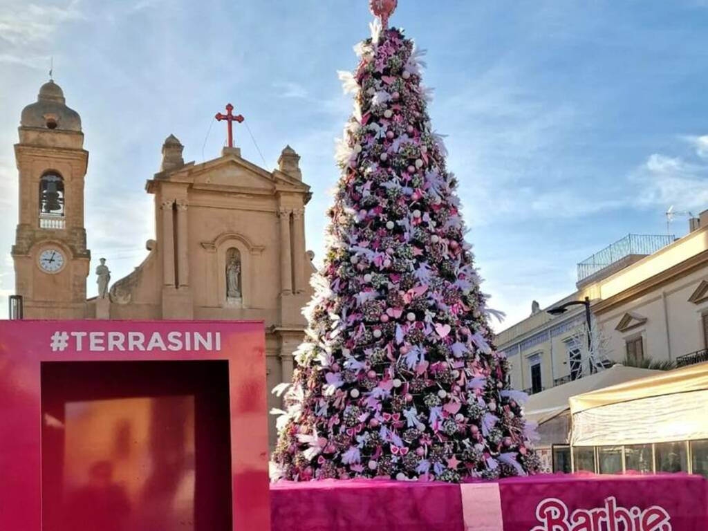 Si inaugura l’albero di Natale a Terrasini contro la violenza sulle donne ma si innesca la polemica sull’ennesimo “fumo negli occhi” 