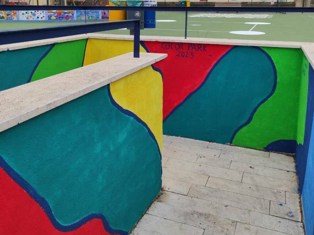 Volontari al lavoro al fianco dell’artista Peppe Vaccaro per colorare tutto il perimetro del parco giochi no social di Balestrate 