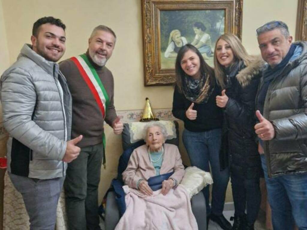 A Giardinello compie 104 anni Flavia Geloso ed è grande festa per la cittadina più longeva, a casa sua il sindaco  