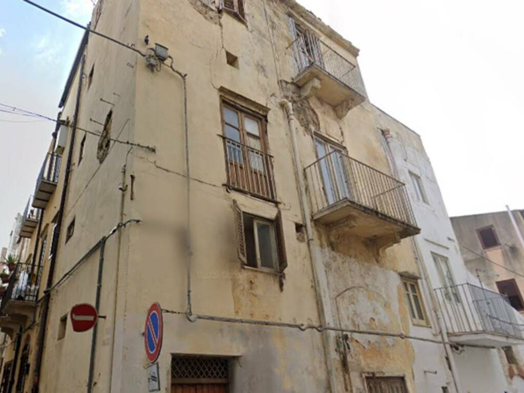 A rischio crollo una palazzina nel cuore del centro storico di Alcamo, scattano le misure di sicurezza da parte del sindaco