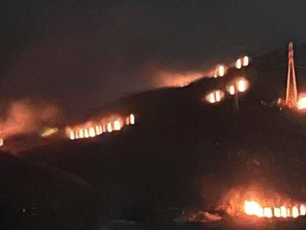 Ennesimo incendio nelle montagne di Montelepre, la zona dello Zucco aggredita da un vasto rogo alimentato dallo scirocco 
