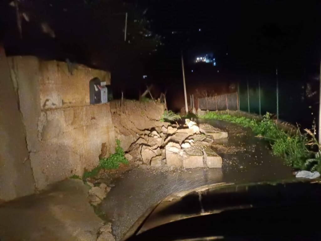 Il maltempo provoca il crollo di un muro e l’interruzione del transito in una strada di Montelepre, al via lavori di rimozione 