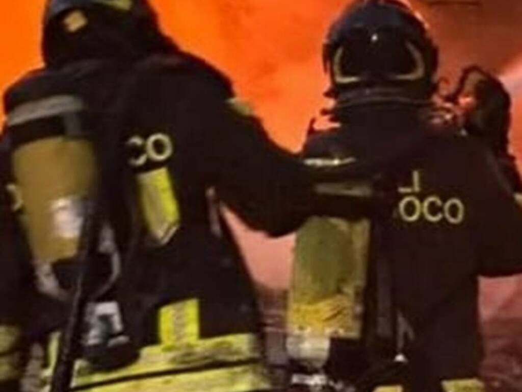 Una donna riesce a salvarsi a Terrasini da un incendio della sua abitazione, ad andare a fuoco la coperta elettrica  