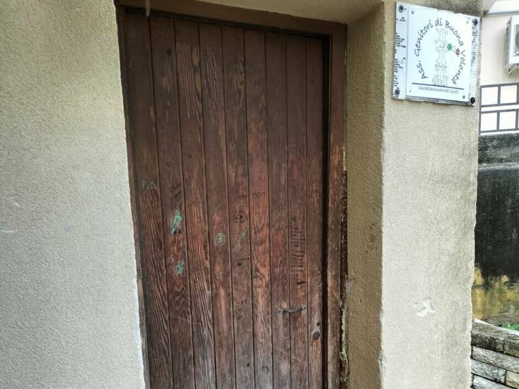 Vandali in azione a villa Olivia a Castellammare del Golfo, danneggiata la porta di un magazzino gestito da un’associazione 