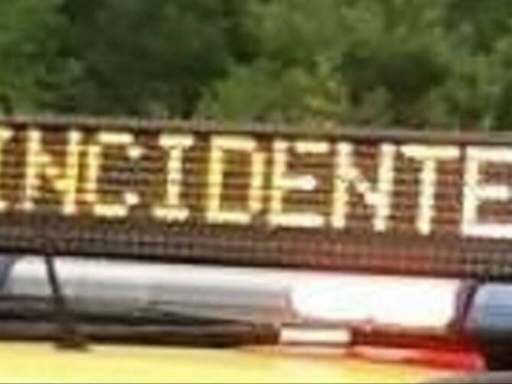 Violentissimo incidente questa mattina sulla statale 187 a Trappeto tra un camion e un’auto, tre feriti tra cui un bambino 