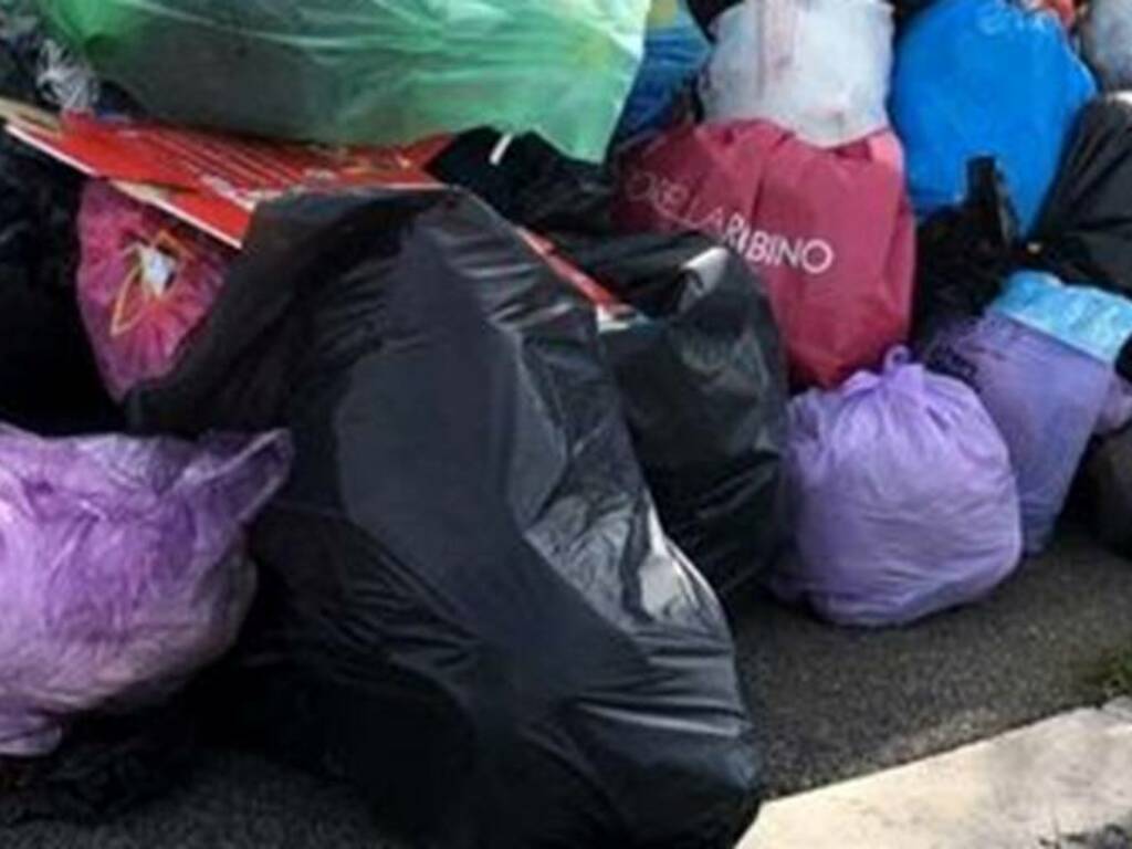 Ancora ferma la raccolta dei rifiuti indifferenziata a Partinico e in altri Comuni dell’hinterland per colpa della burocrazia 