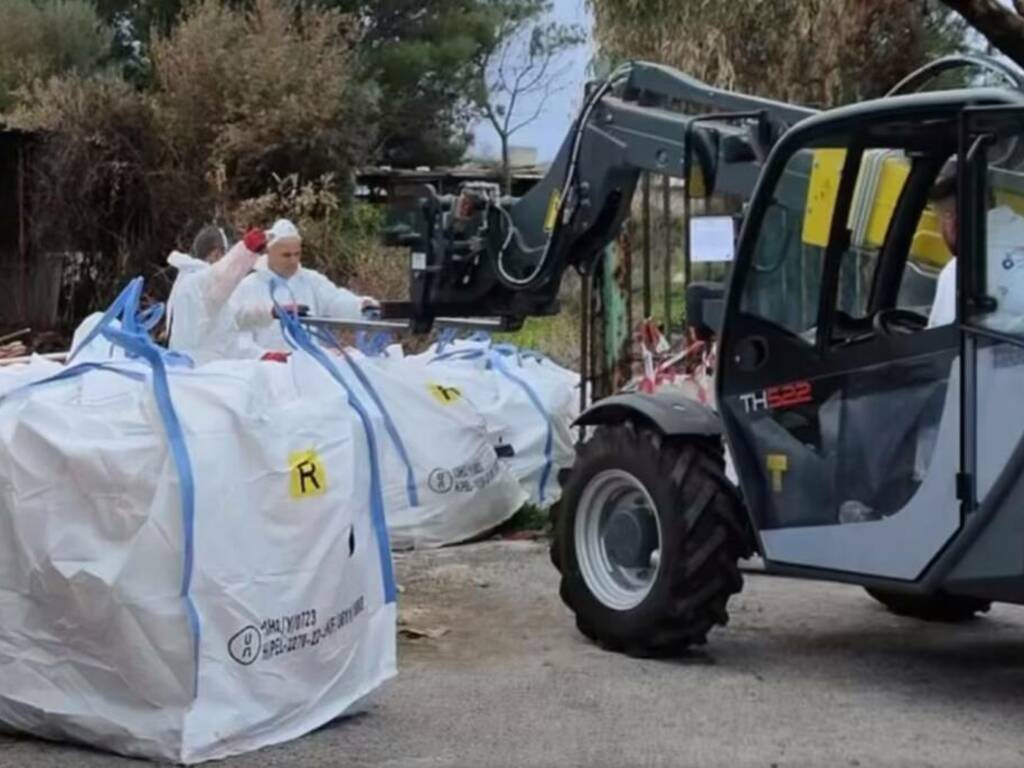 Continua la demolizione delle baracche abusive in amianto alla riserva di Capo Rama a Terrasini per risanare l’area 