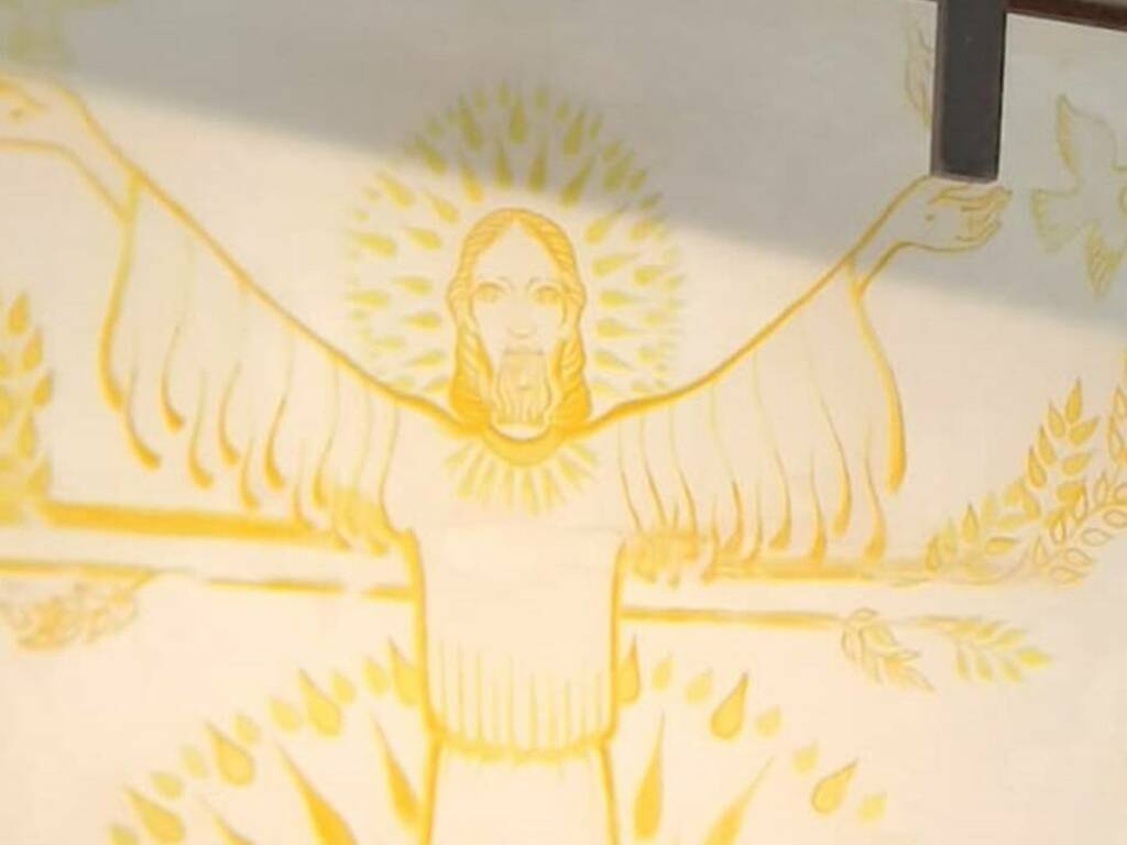 Nella chiesetta del borgo di Scopello un grande Cristo giallo si scopre avere un legame con la terra d’Inghilterra 
