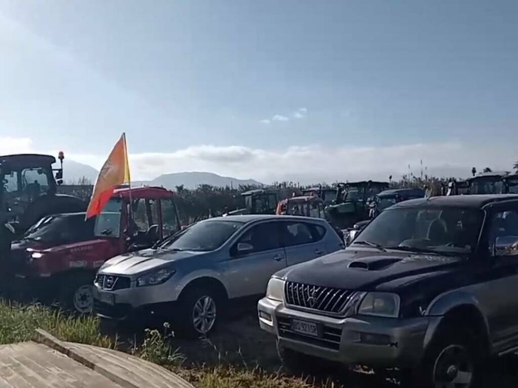 Oggi giornata di protesta degli agricoltori a Partinico e Terrasini, trattori in marcia bloccano diverse strade 