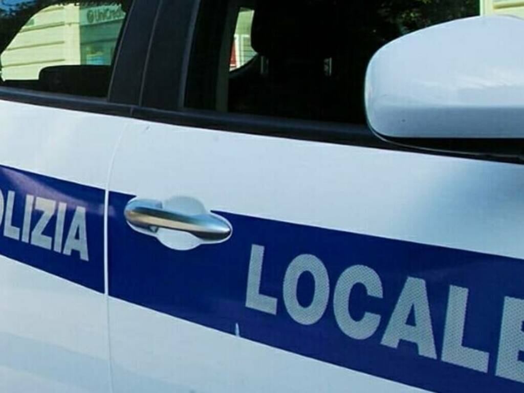 Operazione della polizia municipale contro le verande abusive a Partinico, sigilli ad una struttura in legno e lamiera  