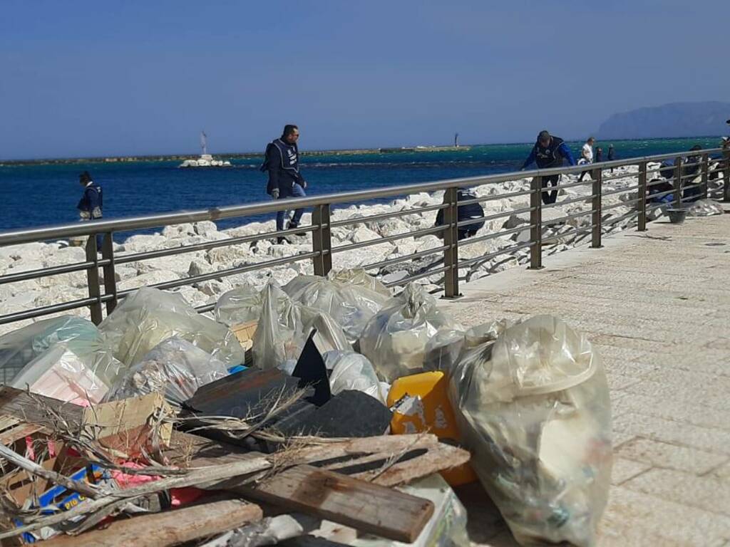 A Castellammare del Golfo torna “Plastic free”, questa volta ad essere stato bonificato piazzale Stenditoio sulla Cala marina 