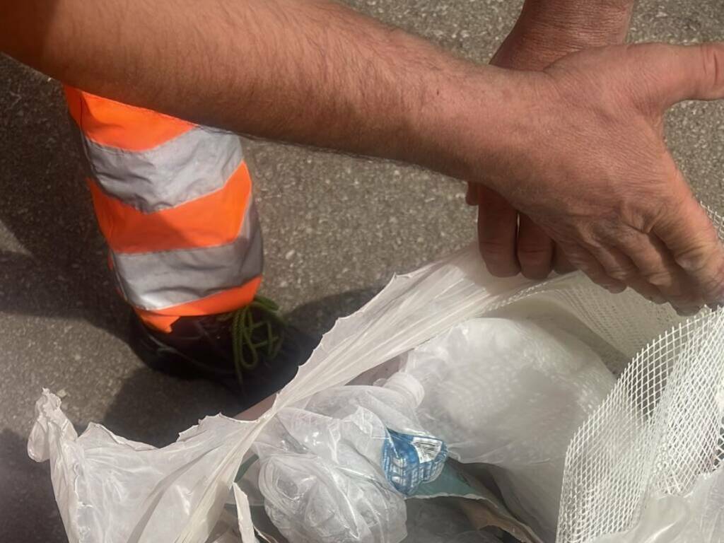 Brutta sorpresa oggi sulla strada provinciale della Madonna del ponte a Partinico, trovato numerosi sacchi di rifiuti abbandonati 